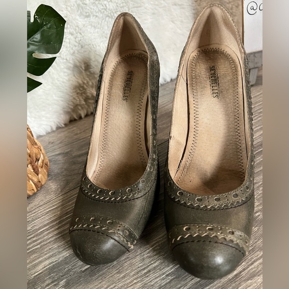 Seychelles Picture Perfect distressed stacked heels in Olive leather. Size 7 - Picture 4 of 10